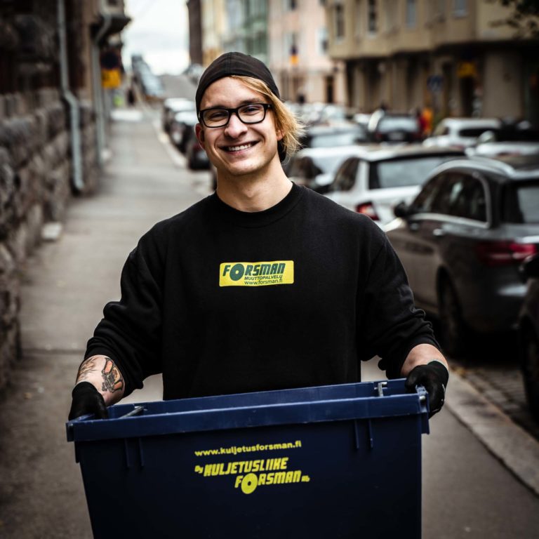 Forsmanin työntekijä muuttolaatikko kädessä.