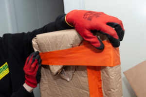 Esimerkki kuplamuovin ja teipin käytöstä.